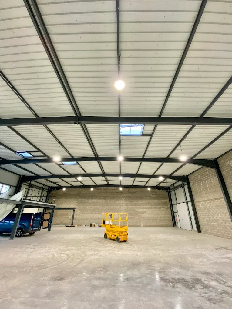 Première vue de l'éclairage installé dans un hangar industriel