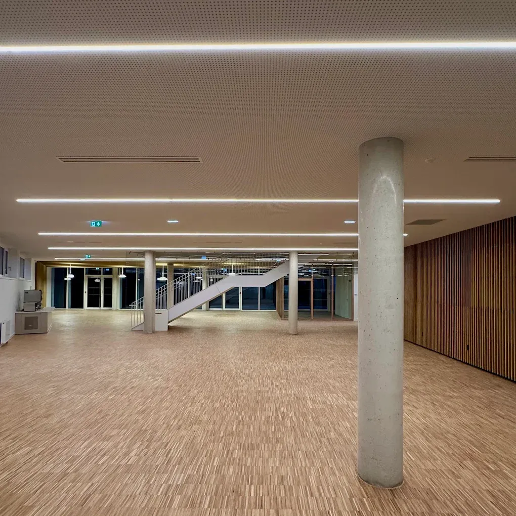 Lignes LED installées dans un grand local tertiaire en Alsace