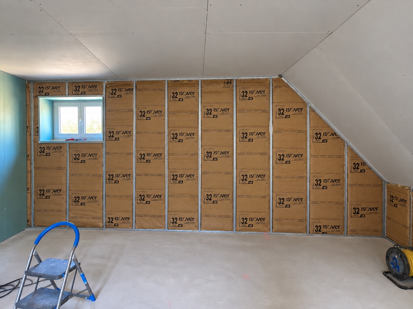 Isolation d'un mur sous pente sur ossature métallique réalisée par ALE