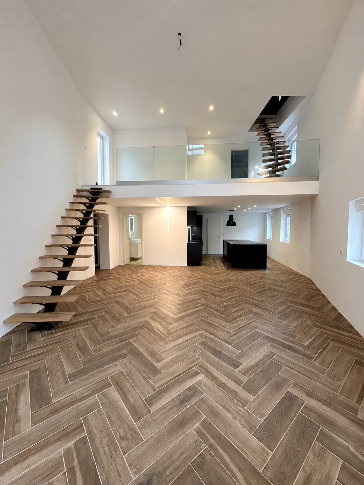 Loft fini : parquet point de Hongrie, escalier suspendu et mezzanine