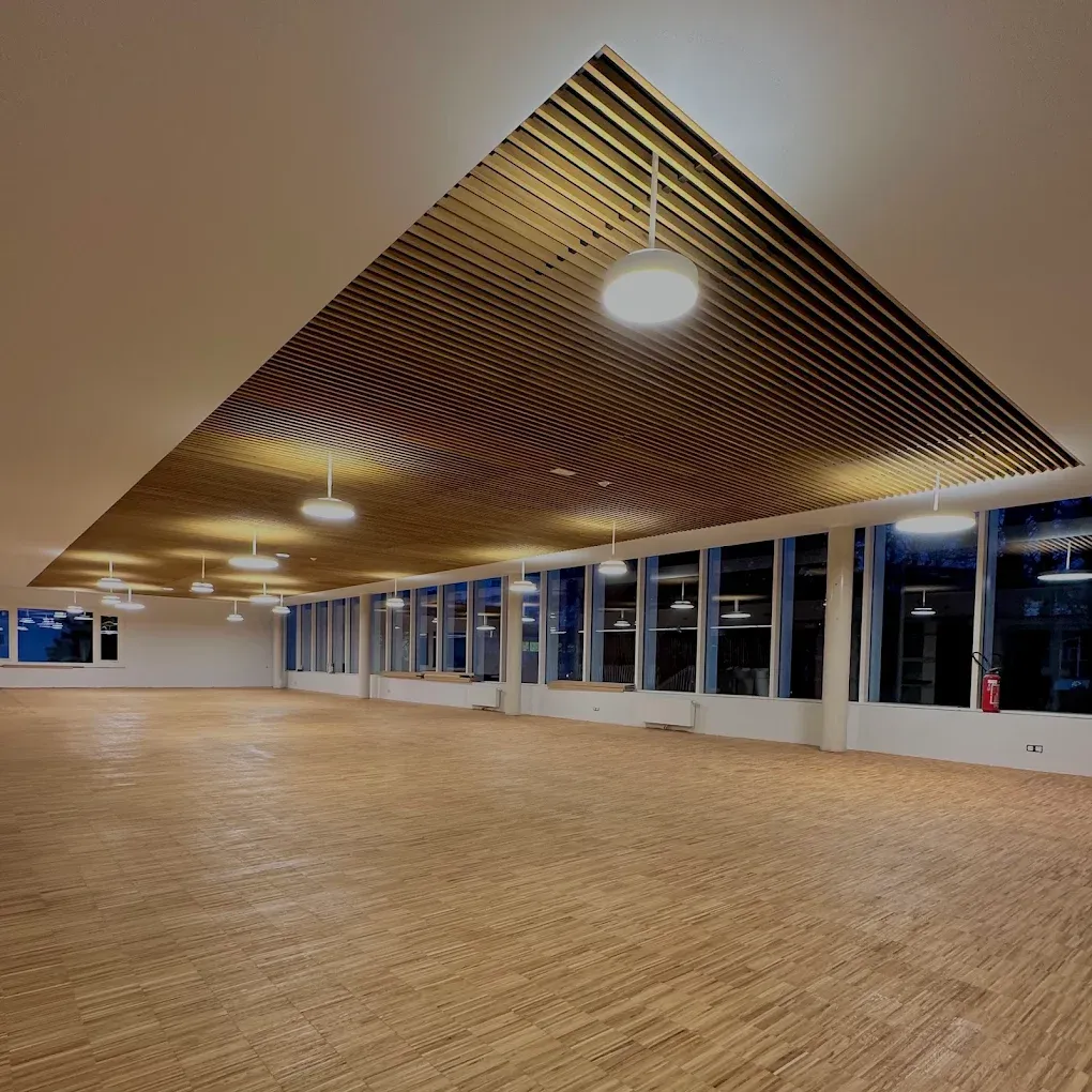 Luminaires suspendus sous un plafond acoustique en bois