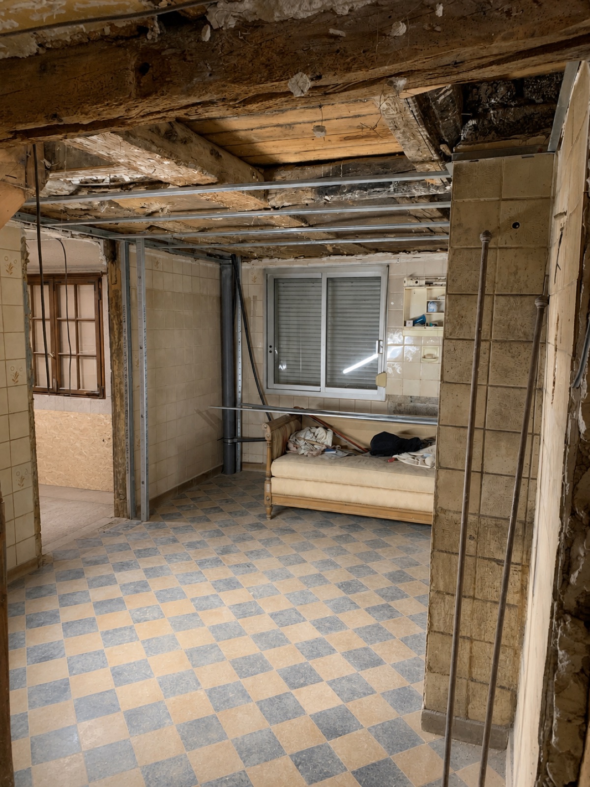 La pièce d'origine avant travaux : à démolir, anciens carrelages et plafond dégradé